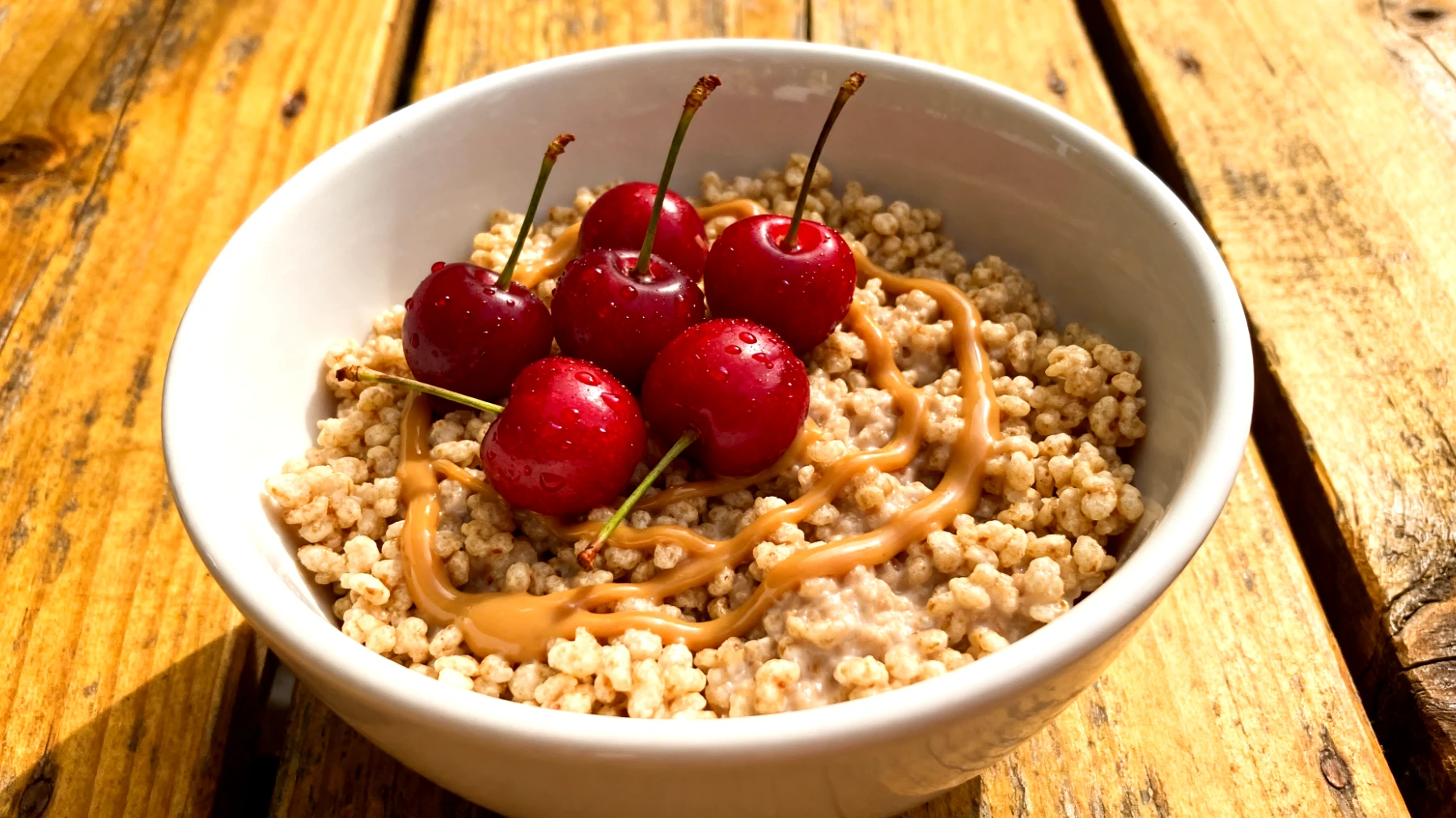 Amaranth-Puffies mit Mandelbutter und Sauerkirschen"