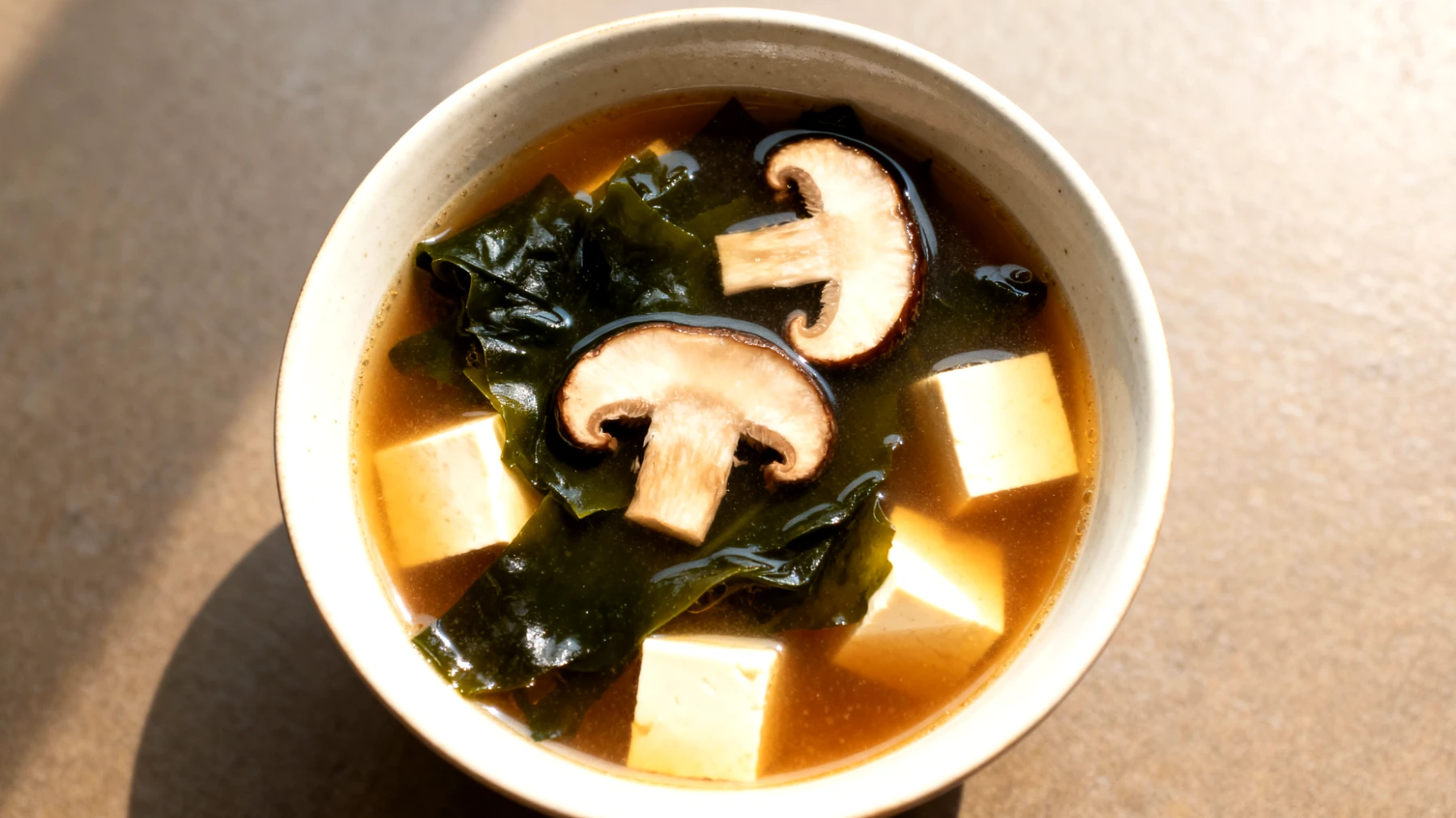Miso-Suppe mit Wakame-Algen, Shiitake-Pilzen und Seidentofu"